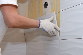 Jak wysoko położyć płytki w łazience? Dzięki tej zasadzie unikniesz aranżacyjnej wpadki