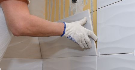 Jak wysoko położyć płytki w łazience? Dzięki tej zasadzie unikniesz aranżacyjnej wpadki