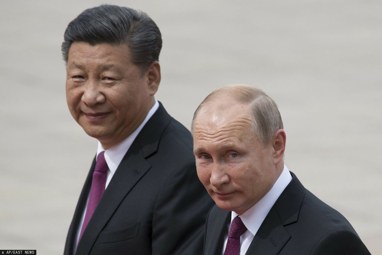 Xi Jinping jest sekretarzem generalnym Komunistycznej Partii Chin i przewodniczącym Chińskiej Republiki Ludowej 