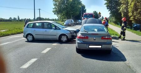 Zderzenie 2 samochodów osobowych na ulicy Żeromskiego w Ostrowcu Świętokrzyskim