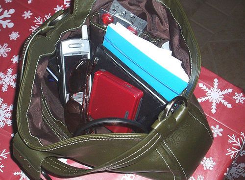 Damska torebka idealna dla dużych smartfonów? (fot. na lic. CC/Flickr/Jenica26)