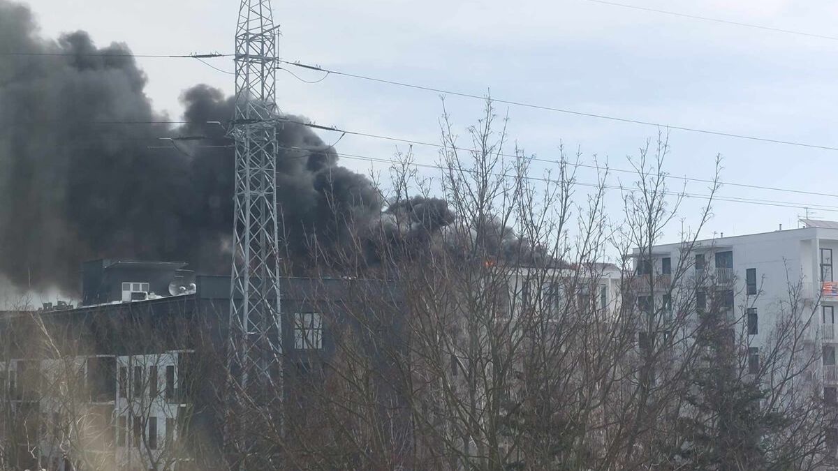 Czarny dym nad Lublinem. Płonie fotowoltaika na dachu budynku mieszkalnego przy ul. Garbarskiej