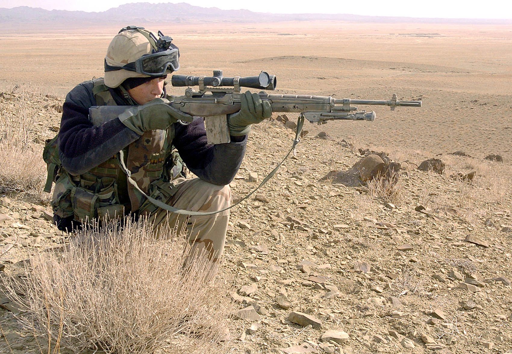 Amerykański żołnierz z karabinem M14 DMR w wersji z polimerową osadą. 