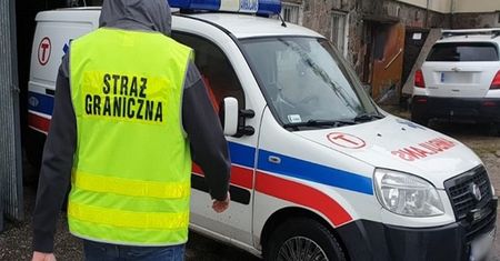 Udawał ratownika medycznego. Zamiast pacjentów woził jednak coś innego