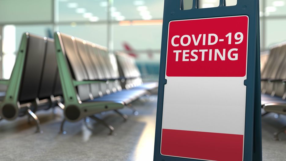 Podróżni wracający do Polski spoza strefy Schengen mają obowiązek wykonać test na obecność koronawirusa