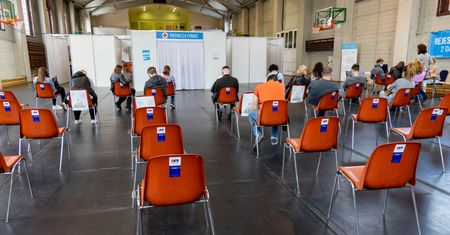 Mają lewe certyfikaty szczepień, a teraz chcą się zaszczepić. Ostre stanowisko Ministerstwa Zdrowia
