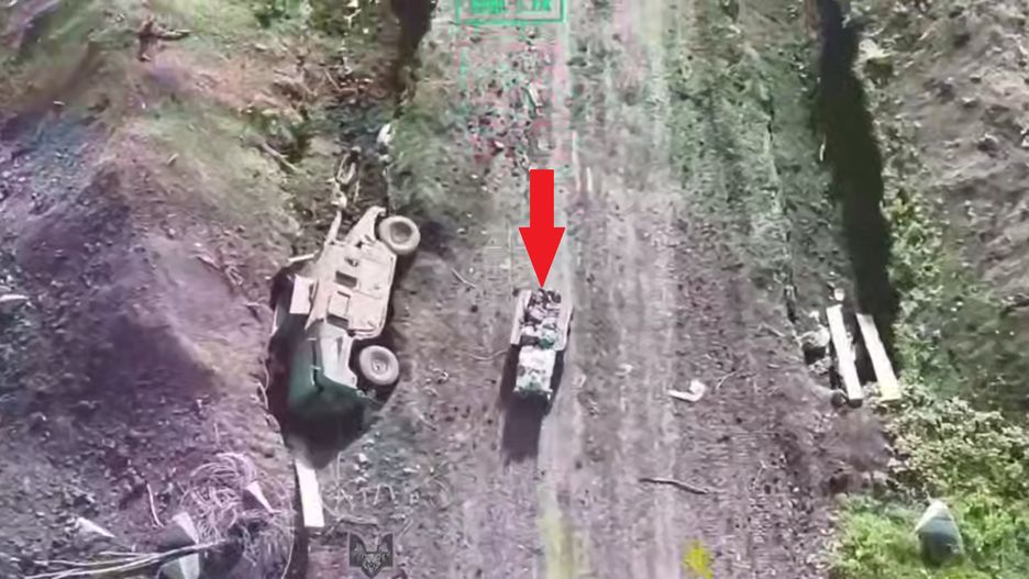 Ukraiński zdalnie sterowany łazik mijający uszkodzonego HMMWV.