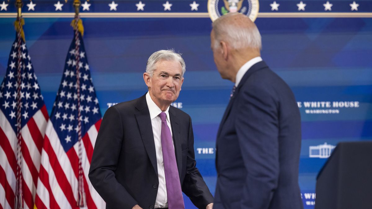 epa09597980 US President Joe Biden (R) leaves the podium after nominating Jerome Powell (L) to a second term as the Chair of the Board of Governors of the Federal Reserve, and Dr. Lael Brainard as the Fed's new Vice Chair, in the Eisenhower Executive Office Building in Washington, DC, USA, 22 November 2021. Powell is expected to easily clear the Senate confirmation process.  EPA/JIM LO SCALZO Dostawca: PAP/EPA.
