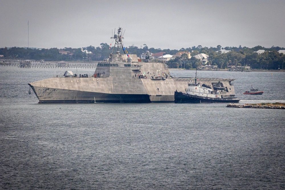 USS Pierre (LCS 38) wchodzący do portu w Panama City
