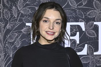 Cuffed pants opanowały ulice. Ten fason spodni robi furorę wśród gwiazd