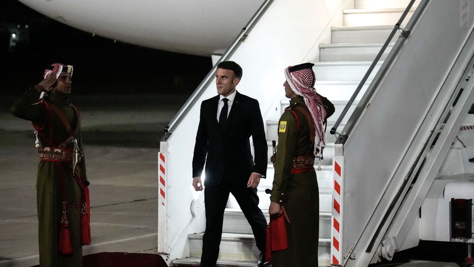 French President Emmanuel Macron (C) arrives in Amman, Jordan, 24 October 2023. French President Macron, who met earlier on 24 October with Israeli Prime Minister Benjamin Netanyahu in Jerusalem, will meet Jordan's King Abdullah II the next day. EPA/CHRISTOPHE ENA / POOL MAXPPP OUT Dostawca: PAP/EPA.