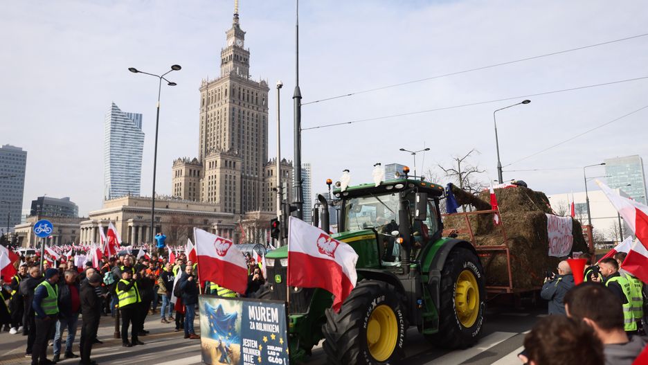 protest
Leszek Szyma�ski
bezc�owy handel z Ukrain�, bia�o-czerwona, bia�o-czerwone, blokada, centrum miasta, cezc�owy handel z Ukrain�, ci�gnik, flaga, flagi, gnoj�wka, gn�j, has�o, manifestacja, marsz, miasta, miasto, napis, narodowa, narodowe, obornik, PKiN, plityka unijna, polityka unijna, protest, protesty rolnicze, rolnicy, rolnik�w, stolica, traktor, transparent, warszawa, Agro Ambars, AgroAmbars, czo�g