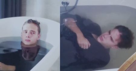 Musiał pozuje w wannie! PRZYSTOJNY?