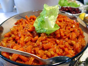 Tak robi rybę po grecku. Sposób Makłowicza gwarantuje najlepszy smak