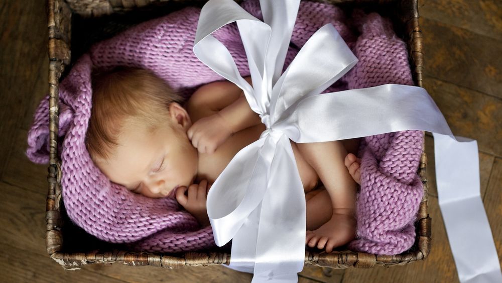 Baby box, czyli „becikowe” w fińskim wydaniu. Co znajduje się w niezbędniku dla noworodka i jego rodziców?