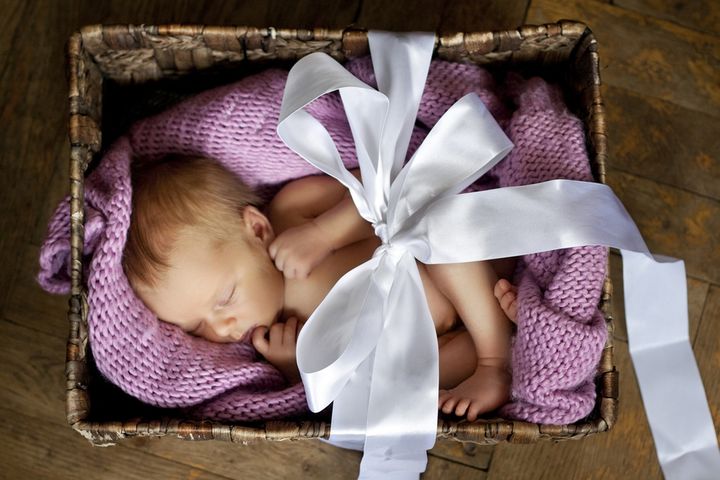 Baby box, czyli „becikowe” w fińskim wydaniu. Co znajduje się w niezbędniku dla noworodka i jego rodziców?