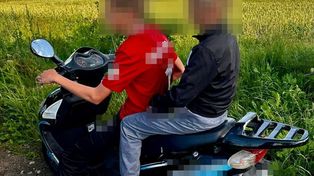 Kobylnica. Chłopcy mieli skosić trawnik. Zamiast kosiarki wzięli skuter i zostali zatrzymani przez policję