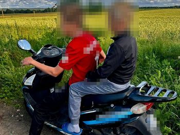 Kobylnica. Chłopcy mieli skosić trawnik. Zamiast kosiarki wzięli skuter i zostali zatrzymani przez policję
