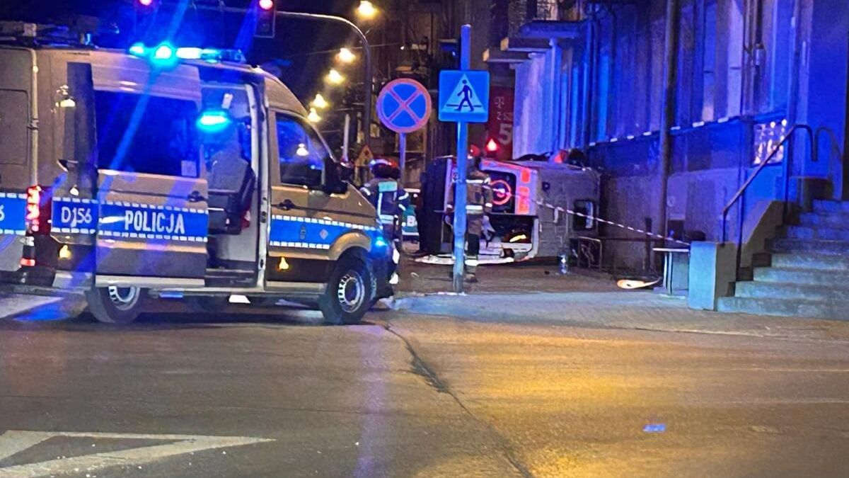 Wypadek karetki pogotowia z Boltem na ul. Kunickiego