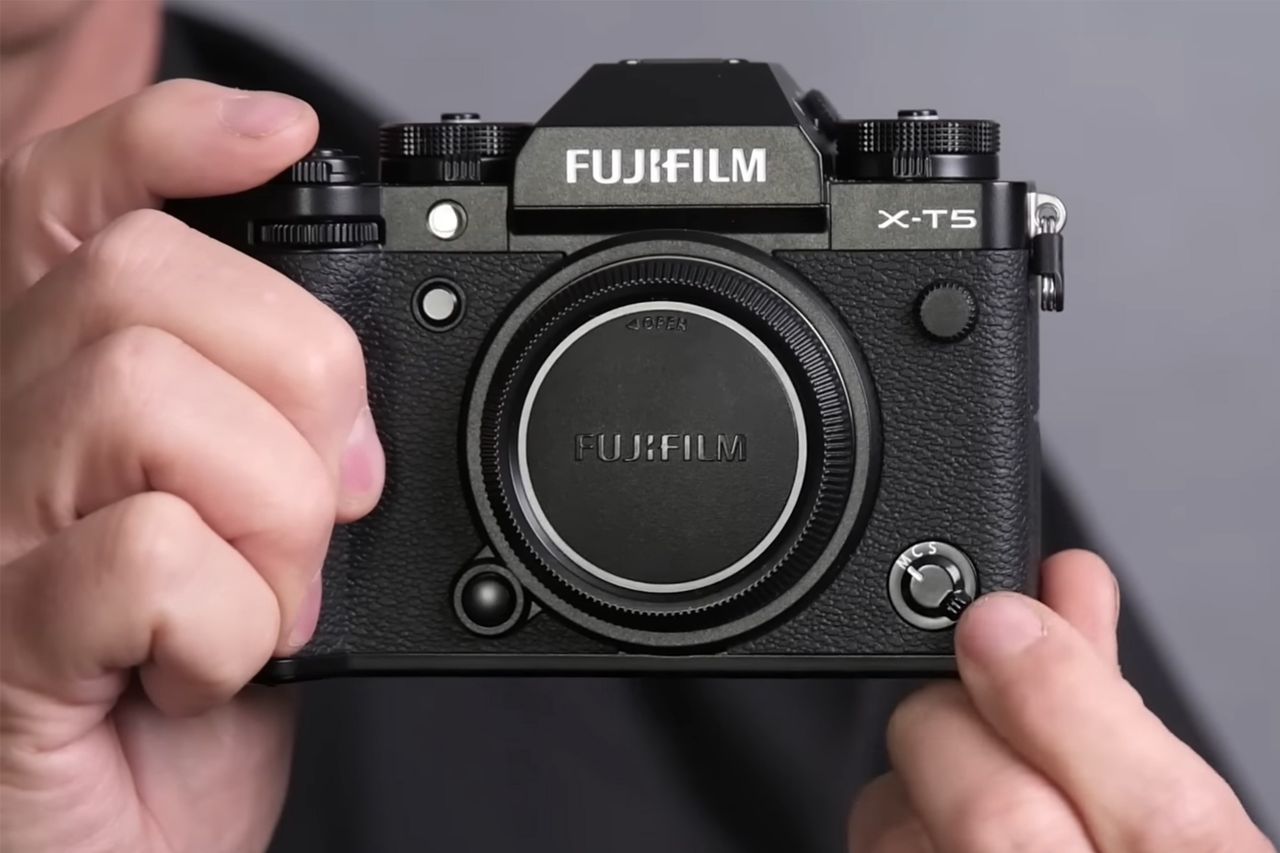 Fujifilm X-T5 z wyglądu nie różni się od poprzednika praktycznie niczym.