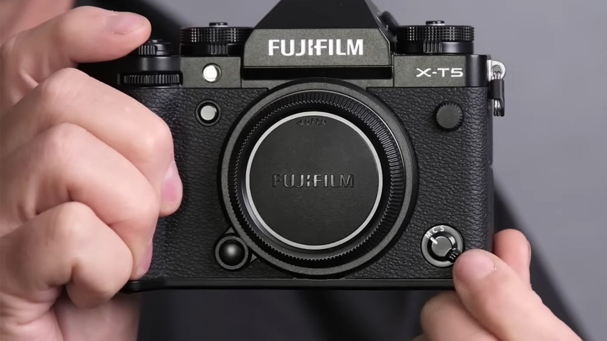 Fujifilm X-T5 z wyglądu nie różni się od poprzednika praktycznie niczym.