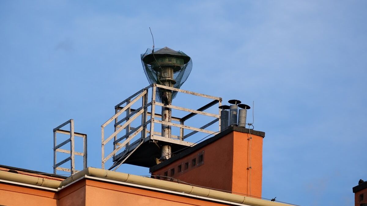 Syrena alarmowa na budynku mieszkalnym