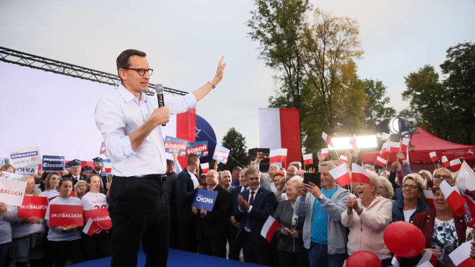 Kraśnik, 25.09.2023. Kampania wyborcza do parlamentu 2023. Premier Mateusz Morawiecki (C) podczas spotkania z mieszkańcami "Porozmawiajmy o naszej wspólnej przyszłości", 25 bm. W Kraśniku. (ad) PAP/Leszek Szymański