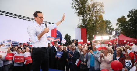 Morawiecki krzyczy ze sceny. "Nie będzie pluł nam w twarz"