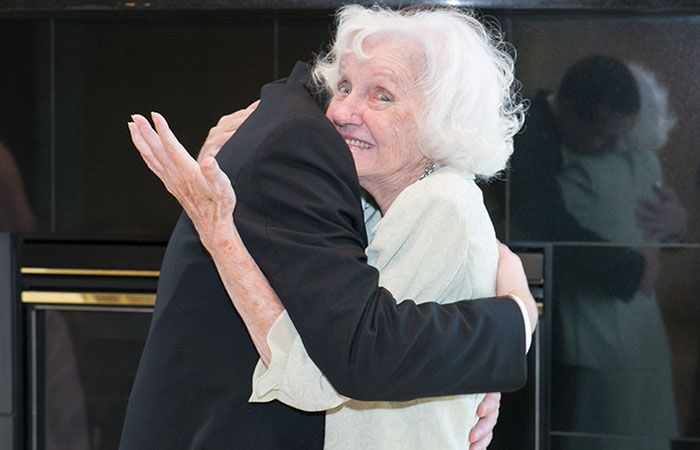 Babcia pana młodego ma chorobę Alzheimera i na weselu zapytała, gdzie są zwłoki, bo myślała, że jest na pogrzebie.