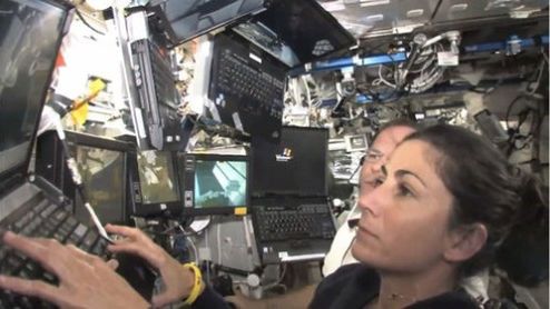 Laptopy w kosmosie, czyli jak wygląda stanowisko pracy astronautów (wideo) 1