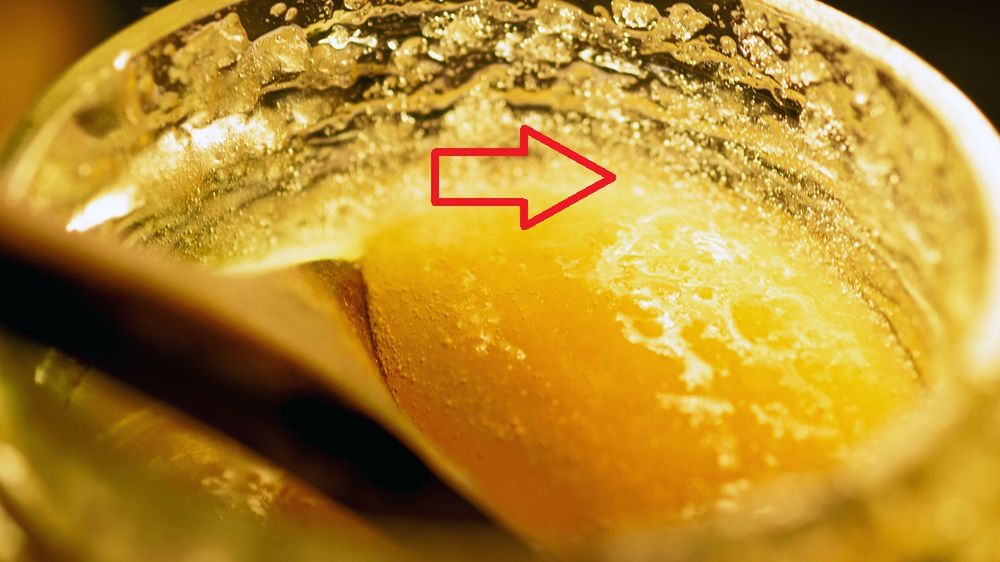 Tworzy się na powierzchni miodu. Warto wiedzieć, co oznacza