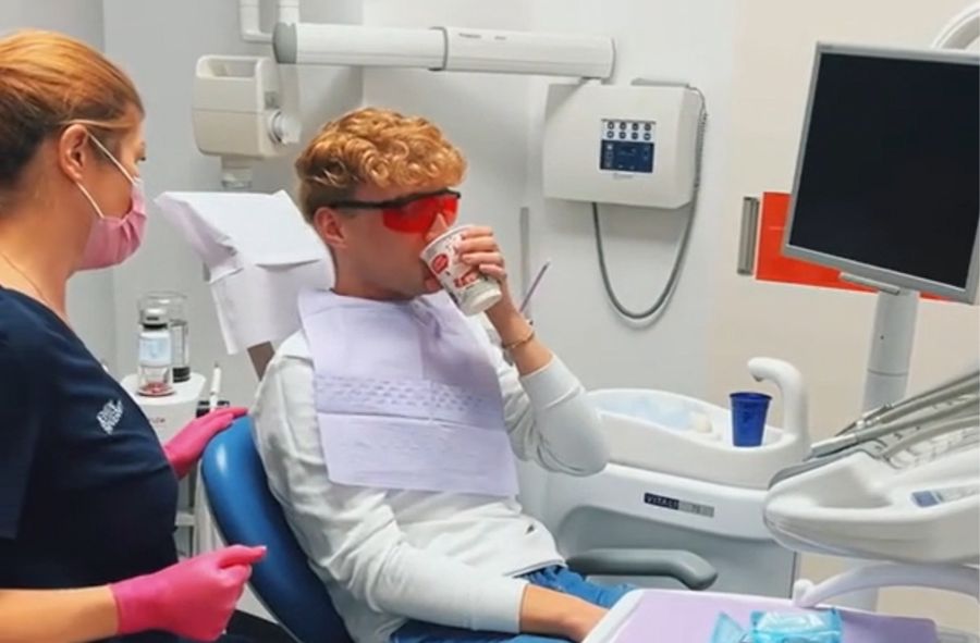 Dentyści wyśmiali influencerkę. Zakpili z afery o świąteczny kub