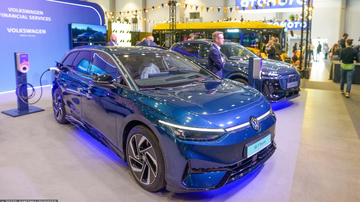 Na zdjęciu smochody elektryczne prezentowane podczas ubiegłorocznego Kongresu Nowej Mobilności w Łodzi