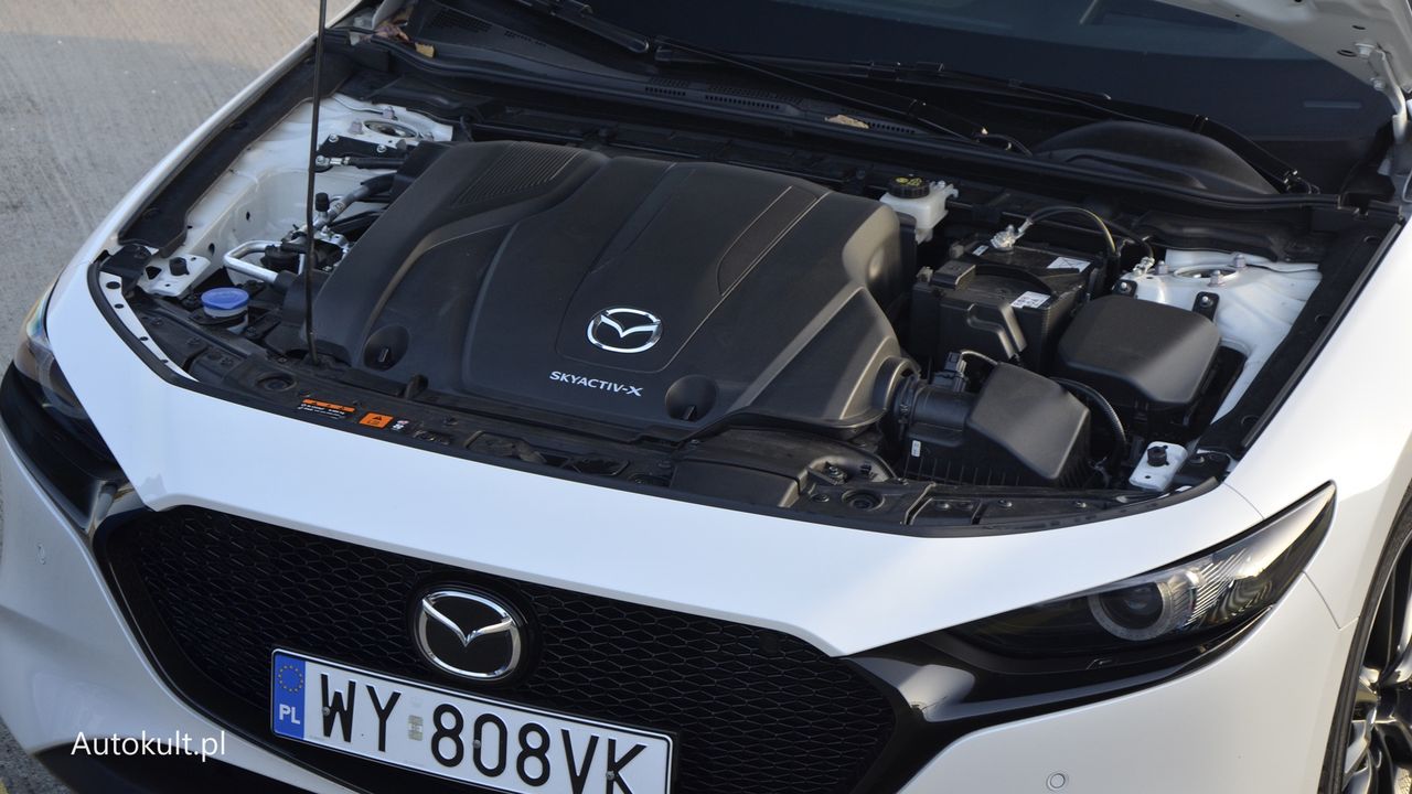 Mazda stosuje pokrywę z odpowiednim napisem