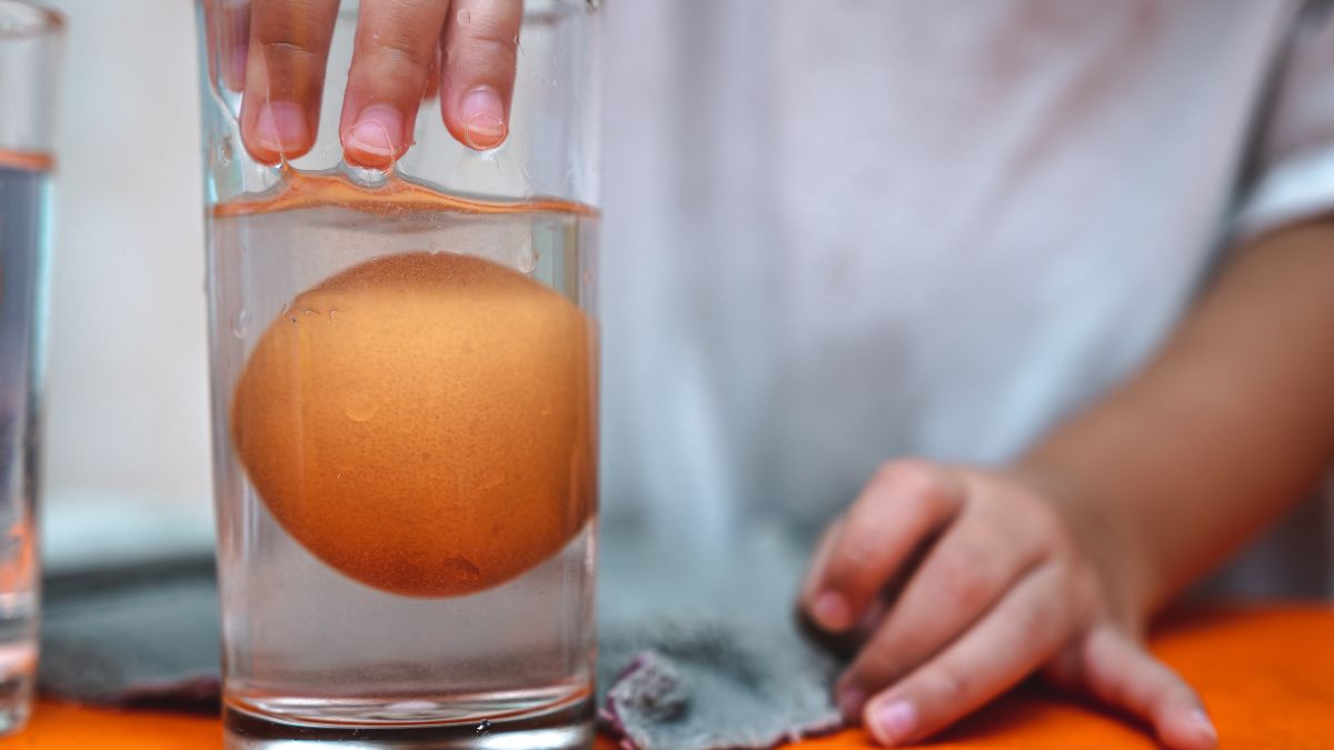 Jajka w wodzie pozwolą ci odkryć, czy  produkt jest świeży