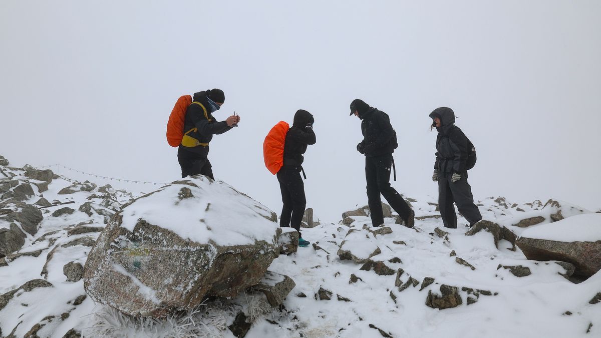 Nagłe załamanie pogody w Tatrach. Ratownicy TOPR ostrzegają. Śnieg na Kasprowym Wierchu 29.09.2025 r.