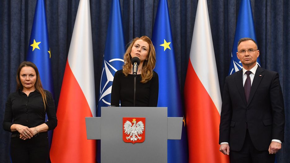 Warszawa, 23.01.2024. Prezydent RP Andrzej Duda (P), żona Mariusza Kamińskiego Barbara Kamińska (L) i żona Macieja Wąsika Romualda Wąsik (C) podczas oświadczenia, 23 bm. w Pałacu Prezydenckim w Warszawie. Oświadczenie dotyczyło sprawy ułaskawienia polityków PiS Mariusza Kamińskiego i Macieja Wąsika. (sko) PAP/Piotr Nowak