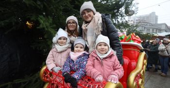 Katowice: Świąteczny klimat opanował miasto. Jarmark, tłumy na rynku i pełne lodowisko. Zobaczcie zdjęcia