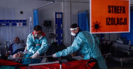 Koronawirus w Polsce. Naukowcy z UW ostrzegają przed czwartą falą epidemii