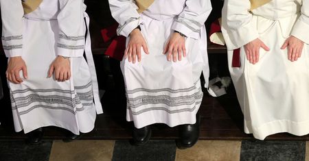 Widmo zamykania kościołów. Zaczyna brakować księży w Polsce