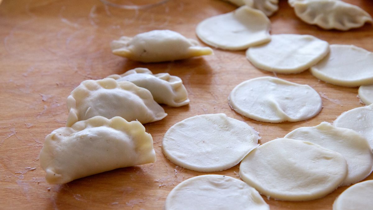 Lepienie pierogów wydaje się trudne, a wcale nie musi takie być