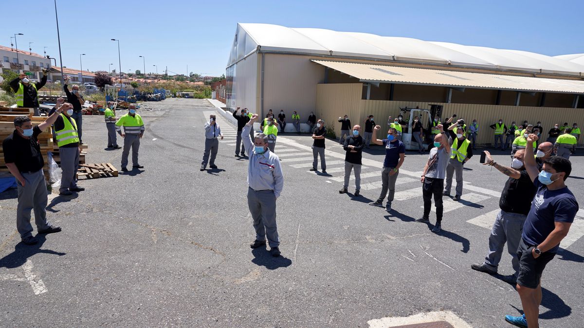 Pracownicy Nissana protestują przed zamykaną fabryką.