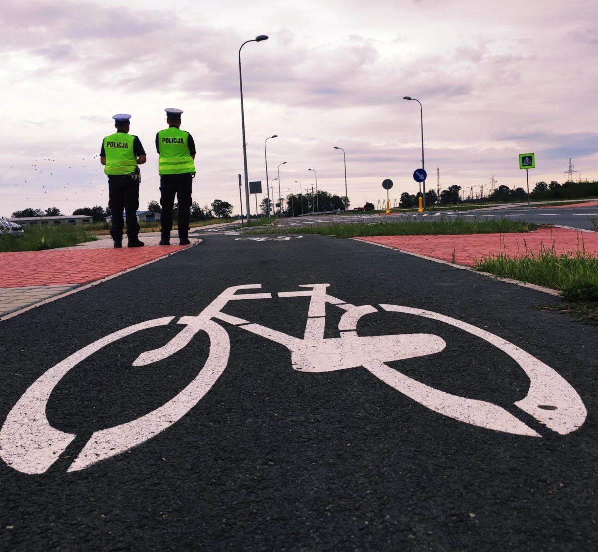 Korzystanie ze ścieżki rowerowej jest obowiązkowe, ale w przypadku bardzo młodych cyklistów policjant może sięgnąć po bloczek mandatowy