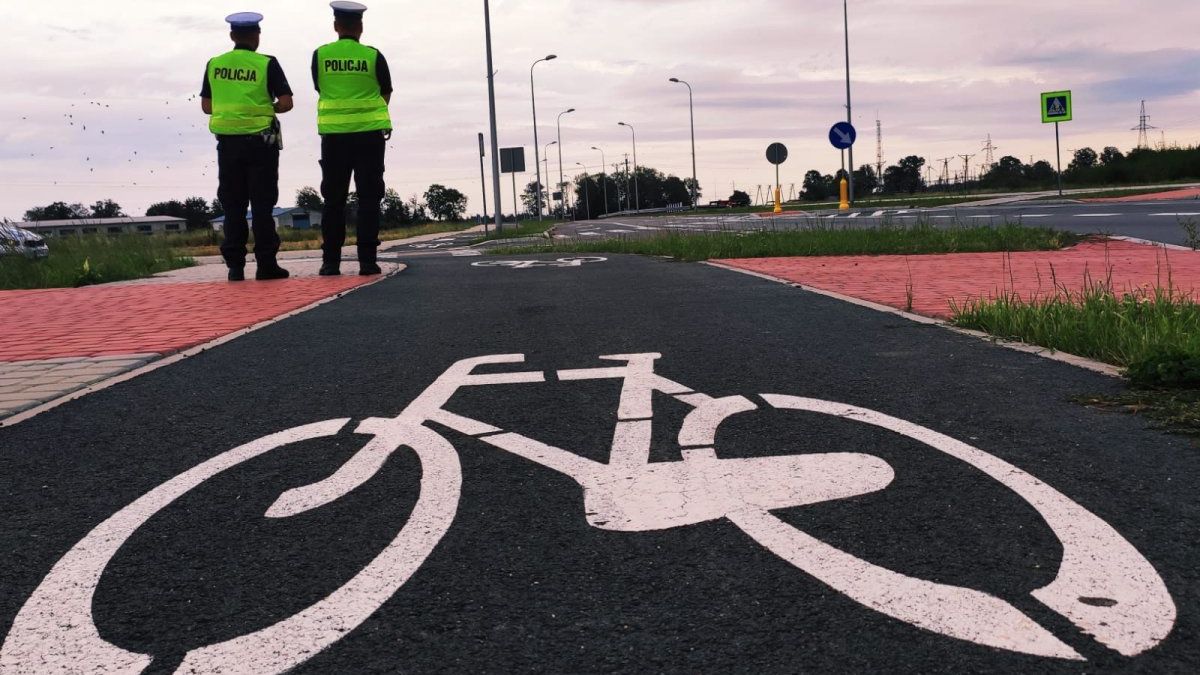 Korzystanie ze ścieżki rowerowej jest obowiązkowe, ale w przypadku bardzo młodych cyklistów policjant może sięgnąć po bloczek mandatowy