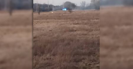 Pożar traw przy ul. Turystycznej. Na miejscu interweniowali strażacy [NAGRANIE]