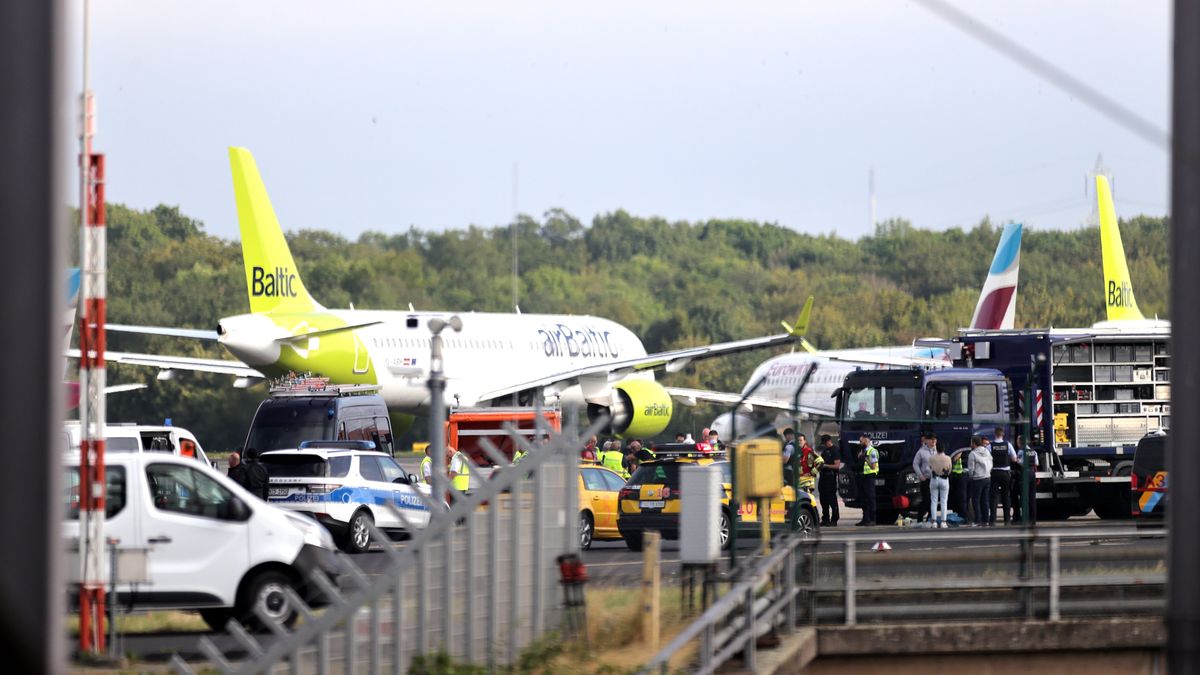 Airport security, police and emergency staff gather as Letzte Generation (Last Generation) climate activists protest at the runway of the airport in Duesseldorf, Germany, 13 July 2023. According to the climate activists, they blocked the runways of the airports in Duesseldorf and Hamburg to protest against the government's lack of plan and breach of the law in the climate crisis. EPA/FRIEDEMANN VOGEL Dostawca: PAP/EPA.