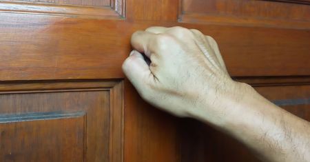 Około 2:00 usłyszała pukanie. 87-latka otworzyła. Fatalny finał