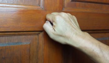 Około 2:00 usłyszała pukanie. 87-latka otworzyła. Fatalny finał