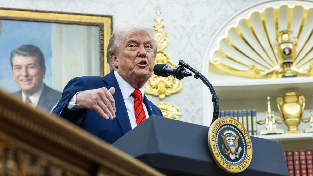 US President Donald Trump announces a drug pricing deal during a press conference in the Oval Officeepa12446098 US President Donald Trump responds to a question from the news media following the announcement of a drug pricing deal during a press conference in the Oval Office of the White House in Washington, DC, USA, 10 October 2025. The deal, made with AstraZeneca CEO Pascal Soriot, includes deep price cuts for the Medicaid health plans and discounted prices through the TrumpRx website opening next year.  EPA/SHAWN THEW / POOL Dostawca: PAP/EPA.SHAWN THEW / POOLOval Office, portrait, painting