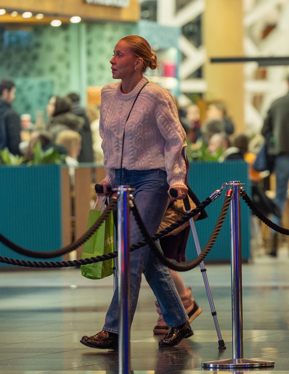 Katarzyna Warnke buszuje po centrum handlowym z córką